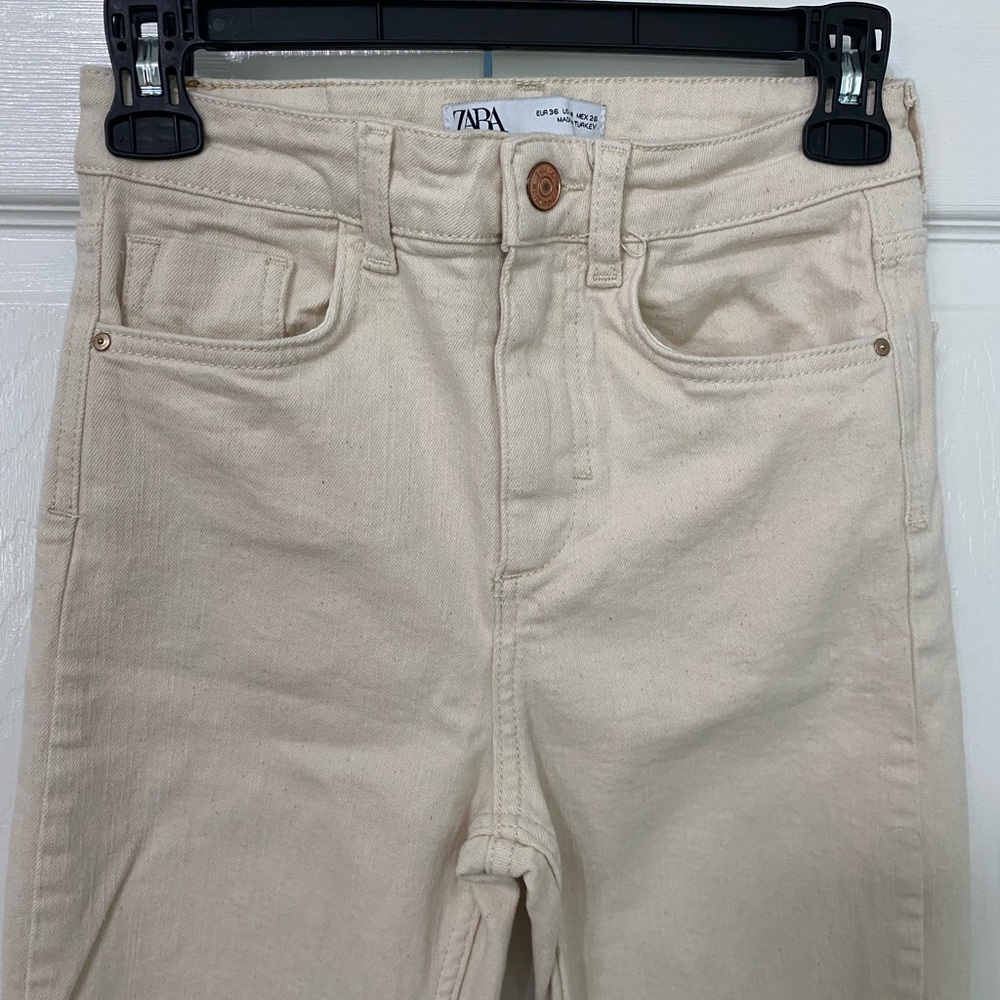 Zara Jeans in Womens size 4 Color Cream